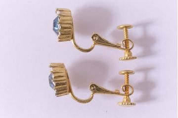 ヴィンテージ雑貨　ブルーのストーンが上品なビンテージイヤリング(アクセサリー)(R-041542)