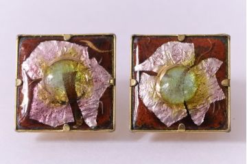 ヴィンテージ雑貨　花のモチーフが目を引くスクエア型のビンテージイヤリング(アクセサリー)(R-041543)