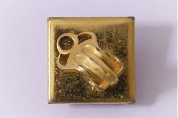 ヴィンテージ雑貨　花のモチーフが目を引くスクエア型のビンテージイヤリング(アクセサリー)(R-041543)