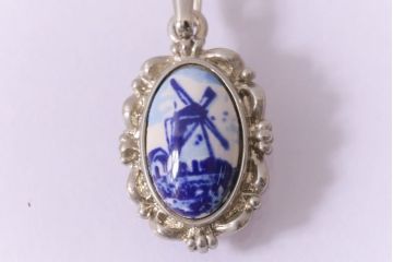 ヴィンテージ雑貨　ヨーロッパ　デルフト磁器　風車が描かれたビンテージのネックレス(ペンダント、アクセサリー)(R-041545)