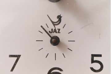 ジャンク品　アンティーク雑貨　フランスヴィンテージ　JAZ社　レトロな風合いが魅力の目覚まし時計(置時計、枕時計、ビンテージ)(R-041548)