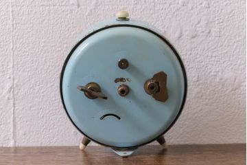 ジャンク品　アンティーク雑貨　フランスヴィンテージ　JAZ社　レトロな風合いが魅力の目覚まし時計(置時計、枕時計、ビンテージ)(R-041548)