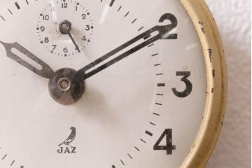 ジャンク品　アンティーク雑貨　フランスヴィンテージ　JAZ社　レトロな風合いが魅力の目覚まし時計(置時計、枕時計、ビンテージ)(R-041549)