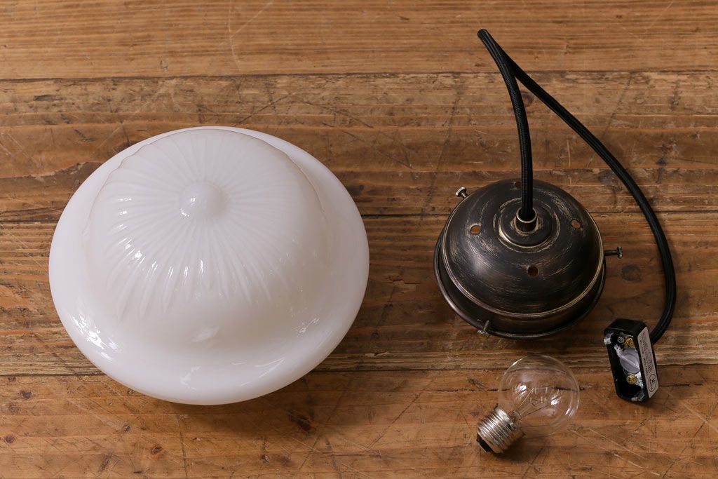 アンティーク照明　エンボスがおしゃれなペンダントライト(吊り下げ照明、天井照明)(R-041554)