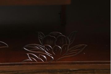 中古　伝統工芸　日光彫り　牡丹の彫刻が優美な印象の飾り棚(茶棚、違い棚、オープンラック)(R-041558)