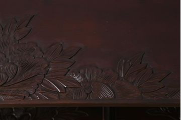 中古　伝統工芸　日光彫り　牡丹の彫刻が優美な印象の飾り棚(茶棚、違い棚、オープンラック)(R-041558)
