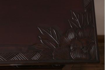 中古　伝統工芸　日光彫り　牡丹の彫刻が優美な印象の飾り棚(茶棚、違い棚、オープンラック)(R-041558)