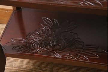中古　伝統工芸　日光彫り　牡丹の彫刻が優美な印象の飾り棚(茶棚、違い棚、オープンラック)(R-041558)