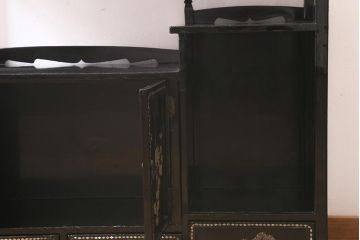 アンティーク家具　和製アンティーク　大正昭和初期　松竹梅・菊・蝶　時代物　繊細な螺鈿が目を引く飾り棚(茶棚、収納棚)(R-041559)