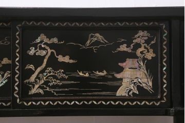 アンティーク家具　和製アンティーク　大正昭和初期　松竹梅・菊・蝶　時代物　繊細な螺鈿が目を引く飾り棚(茶棚、収納棚)(R-041559)
