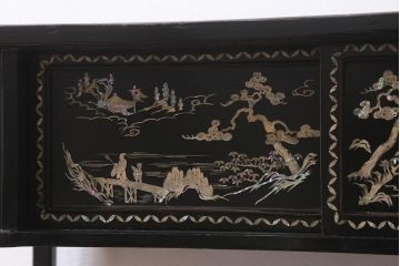 アンティーク家具　和製アンティーク　大正昭和初期　松竹梅・菊・蝶　時代物　繊細な螺鈿が目を引く飾り棚(茶棚、収納棚)(R-041559)