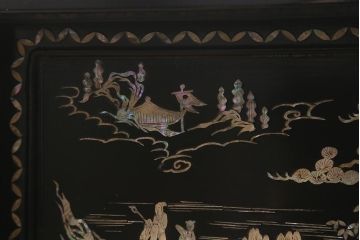 アンティーク家具　和製アンティーク　大正昭和初期　松竹梅・菊・蝶　時代物　繊細な螺鈿が目を引く飾り棚(茶棚、収納棚)(R-041559)