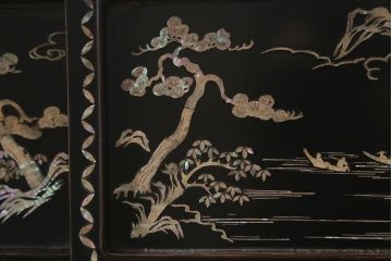 アンティーク家具　和製アンティーク　大正昭和初期　松竹梅・菊・蝶　時代物　繊細な螺鈿が目を引く飾り棚(茶棚、収納棚)(R-041559)