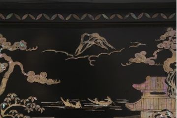 アンティーク家具　和製アンティーク　大正昭和初期　松竹梅・菊・蝶　時代物　繊細な螺鈿が目を引く飾り棚(茶棚、収納棚)(R-041559)