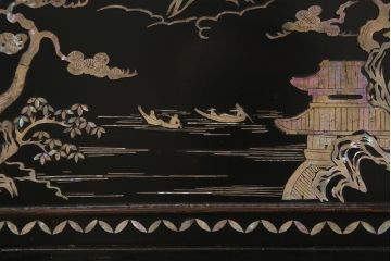 アンティーク家具　和製アンティーク　大正昭和初期　松竹梅・菊・蝶　時代物　繊細な螺鈿が目を引く飾り棚(茶棚、収納棚)(R-041559)