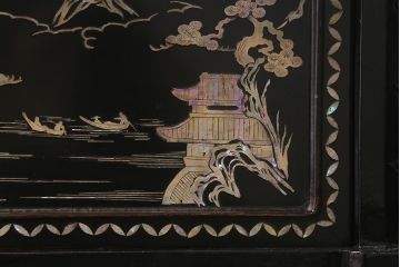 アンティーク家具　和製アンティーク　大正昭和初期　松竹梅・菊・蝶　時代物　繊細な螺鈿が目を引く飾り棚(茶棚、収納棚)(R-041559)