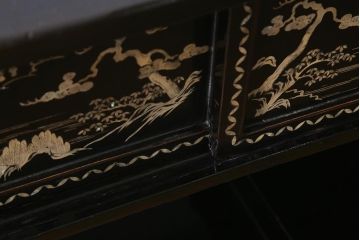 アンティーク家具　和製アンティーク　大正昭和初期　松竹梅・菊・蝶　時代物　繊細な螺鈿が目を引く飾り棚(茶棚、収納棚)(R-041559)
