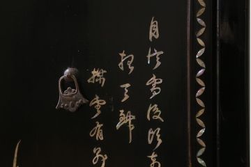 アンティーク家具　和製アンティーク　大正昭和初期　松竹梅・菊・蝶　時代物　繊細な螺鈿が目を引く飾り棚(茶棚、収納棚)(R-041559)