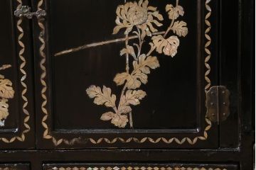 アンティーク家具　和製アンティーク　大正昭和初期　松竹梅・菊・蝶　時代物　繊細な螺鈿が目を引く飾り棚(茶棚、収納棚)(R-041559)