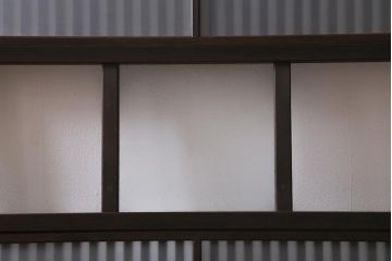 アンティーク建具　上手物!　腰板ケヤキ材　裏ガラス入り　すりガラス・結霜ガラス　職人技が光る格子戸2枚セット(引き戸)(R-041578)