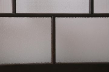 アンティーク建具　上手物!　腰板ケヤキ材・玉杢　ダイヤガラス・モールガラス・当店オリジナルガラス　凝った意匠が目を引く上品なガラス戸2枚セット(引き戸)(R-041579)