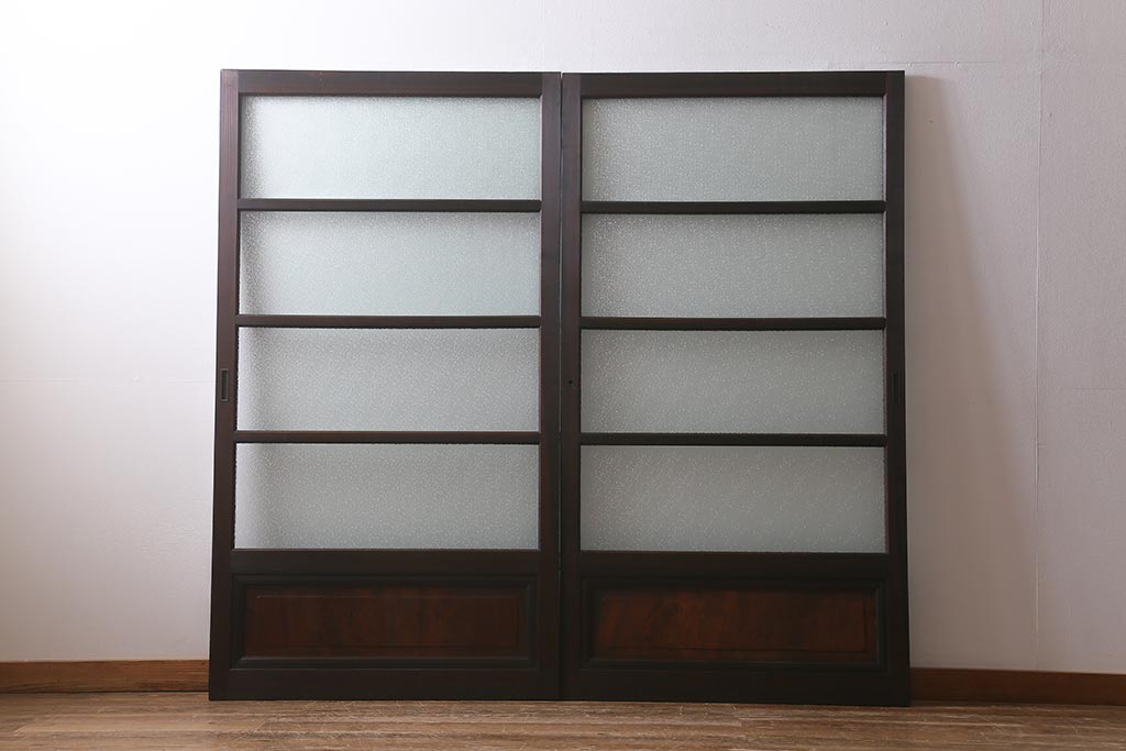 アンティーク建具　上手物!　腰板(欅材)　ダイヤガラス　落ち着いた色合いのレトロなガラス戸2枚セット　(R-041580)