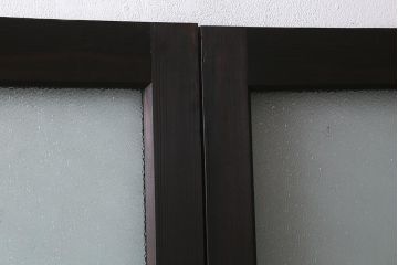 アンティーク建具　上手物!　腰板(欅材)　ダイヤガラス　落ち着いた色合いのレトロなガラス戸2枚セット　(R-041580)