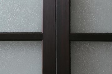 アンティーク建具　上手物!　腰板(欅材)　ダイヤガラス　落ち着いた色合いのレトロなガラス戸2枚セット　(R-041580)