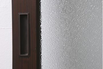 アンティーク建具　上手物!　腰板(欅材)　ダイヤガラス　落ち着いた色合いのレトロなガラス戸2枚セット　(R-041580)