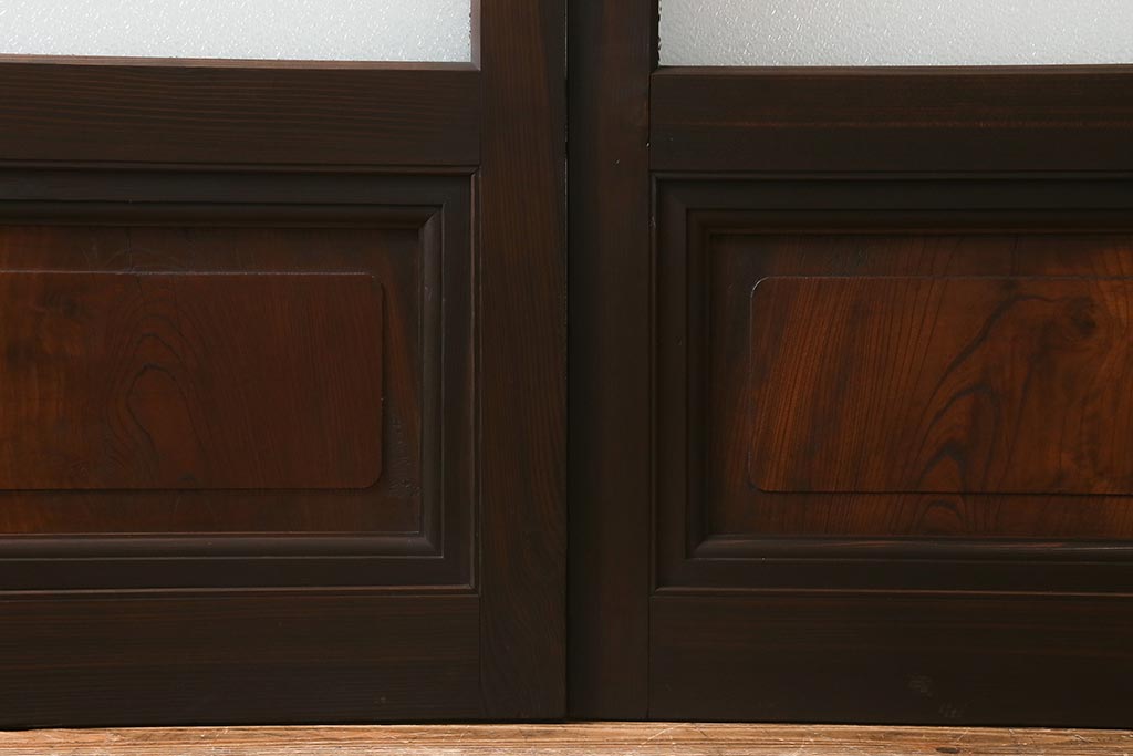 アンティーク建具　上手物!　腰板(欅材)　ダイヤガラス　落ち着いた色合いのレトロなガラス戸2枚セット　(R-041580)