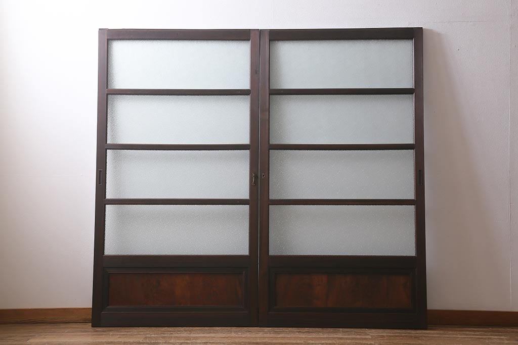 アンティーク建具　上手物!　腰板(欅材)　ダイヤガラス　落ち着いた色合いのレトロなガラス戸2枚セット　(R-041580)