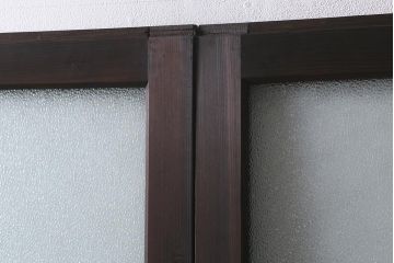 アンティーク建具　上手物!　腰板(欅材)　ダイヤガラス　落ち着いた色合いのレトロなガラス戸2枚セット　(R-041580)
