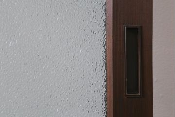 アンティーク建具　上手物!　腰板ケヤキ材　ダイヤガラス　落ち着いた色合いのレトロなガラス戸2枚セット(引き戸・建具)(R-041580)