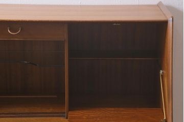 ヴィンテージ家具　北欧スタイル　G-PLAN(ジープラン)　ガラス戸　スタイリッシュな佇まいのサイドボード(サイドキャビネット、収納棚、ビンテージ)(R-041587)