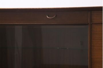 ヴィンテージ家具　北欧スタイル　G-PLAN(ジープラン)　ガラス戸　スタイリッシュな佇まいのサイドボード(サイドキャビネット、収納棚、ビンテージ)(R-041587)