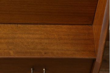 ヴィンテージ家具　北欧スタイル　G-PLAN(ジープラン)　ガラス戸　スタイリッシュな佇まいのサイドボード(サイドキャビネット、収納棚、ビンテージ)(R-041587)