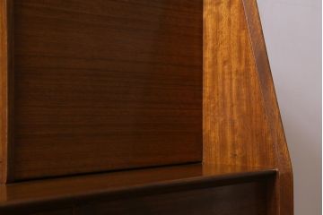 ヴィンテージ家具　北欧スタイル　G-PLAN(ジープラン)　ガラス戸　スタイリッシュな佇まいのサイドボード(サイドキャビネット、収納棚、ビンテージ)(R-041587)