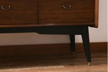 ヴィンテージ家具　北欧スタイル　G-PLAN(ジープラン)　ガラス戸　スタイリッシュな佇まいのサイドボード(サイドキャビネット、収納棚、ビンテージ)(R-041587)