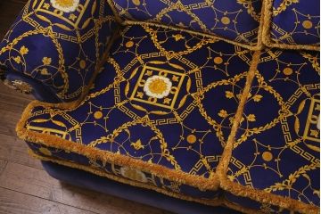 中古　イタリア　VERSACE(ヴェルサーチ)　スリーシーターソファ(三人掛け、3人掛け、トリプルソファ)(定価約180万円)(R-041591)