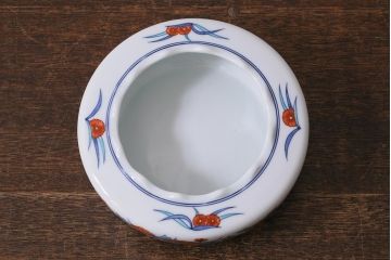 未使用品　今泉今右衛門　錦花絵灰皿　箱付き(色鍋島、色絵)(R-041602)
