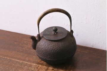 アンティーク雑貨　古民具　大日本釜師長　名越昌晴 造　鉄瓶(銅蓋、鉄ビン、茶道具)(R-041607)