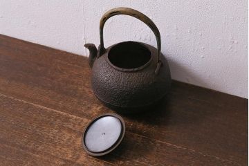 アンティーク雑貨　古民具　大日本釜師長　名越昌晴 造　鉄瓶(銅蓋、鉄ビン、茶道具)(R-041607)