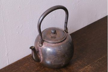 アンティーク雑貨　大正昭和初期　亀泉　芳春刻　銀瓶　465.5g(純銀在銘湯沸)(R-041608)