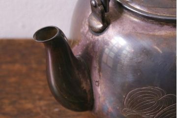 アンティーク雑貨　大正昭和初期　亀泉　芳春刻　銀瓶　465.5g(純銀在銘湯沸)(R-041608)