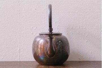 アンティーク雑貨　大正昭和初期　亀泉　芳春刻　銀瓶　465.5g(純銀在銘湯沸)(R-041608)