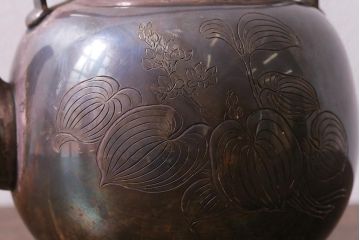 アンティーク雑貨　大正昭和初期　亀泉　芳春刻　銀瓶　465.5g(純銀在銘湯沸)(R-041608)