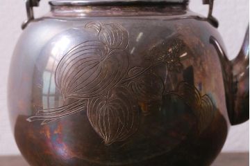 アンティーク雑貨　大正昭和初期　亀泉　芳春刻　銀瓶　465.5g(純銀在銘湯沸)(R-041608)