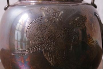 アンティーク雑貨　大正昭和初期　亀泉　芳春刻　銀瓶　465.5g(純銀在銘湯沸)(R-041608)