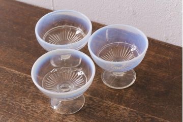 レトロ雑貨　昭和レトロ　コレクションにもぴったりなプレスガラスの乳白暈し氷コップ3個セット(プレスガラス)(R-041616)