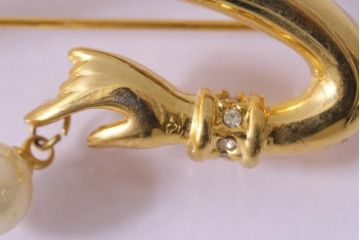 ヴィンテージ雑貨　昭和期　ハンドモチーフがエレガントなブローチ(アクセサリー、ビンテージ)(R-041621)